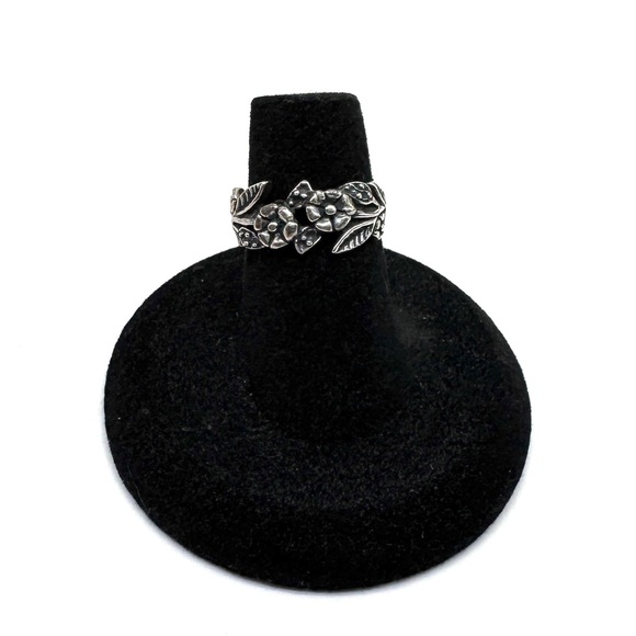 Jewelry - Sterling Silver Flower and Leaf Band Carved Floral Ring Size 5 1/4